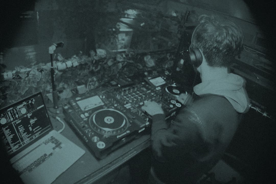 Booth — wide